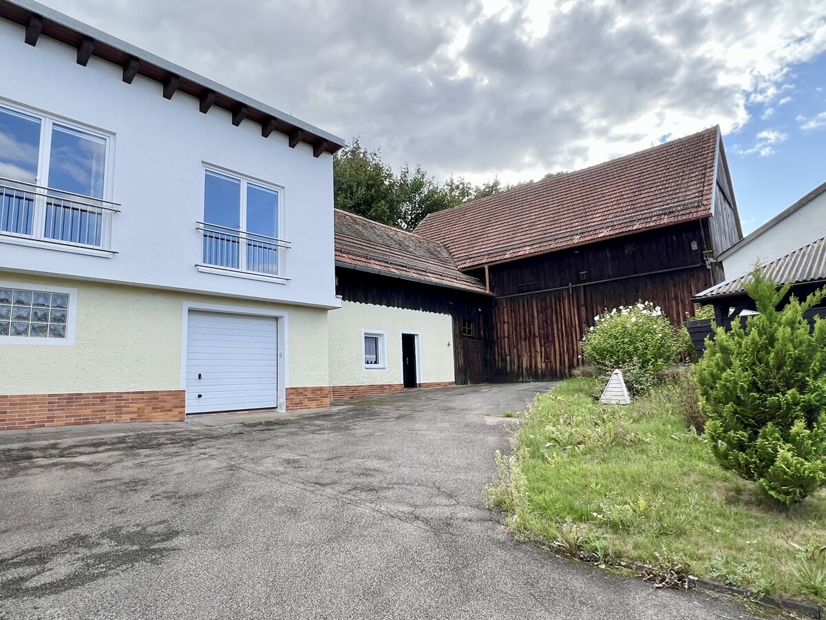 Hausansicht mit Scheune
