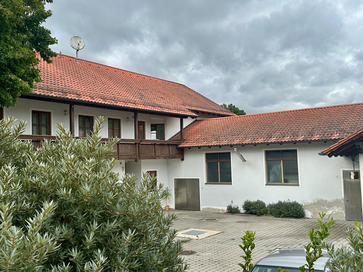 Westseite-Hof und Eingang